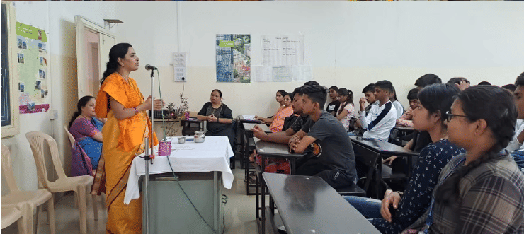 Maharashtriya Mandal college of commerce Classroom photo 9